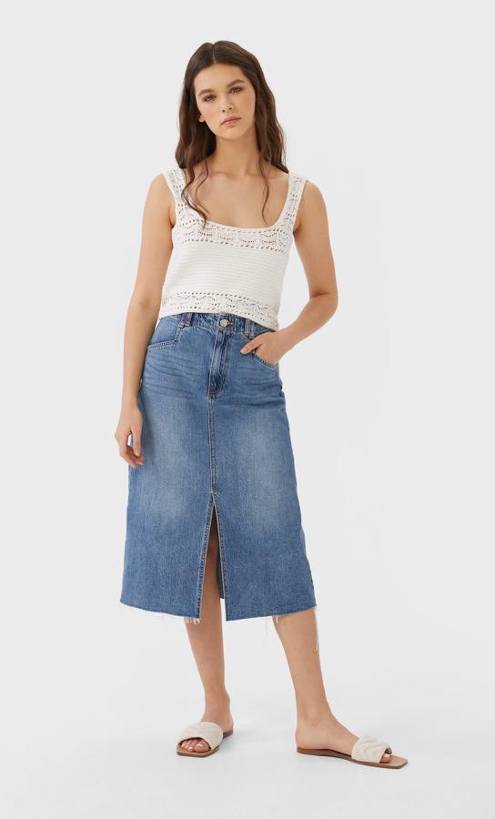 ¿Eres de falda vaquera? Nosotras, sí. Y esta es de esas que no s epueden dejar escapar, sobre todo por su rebaja, cuesta 12,99 euros y sienta como un guante.