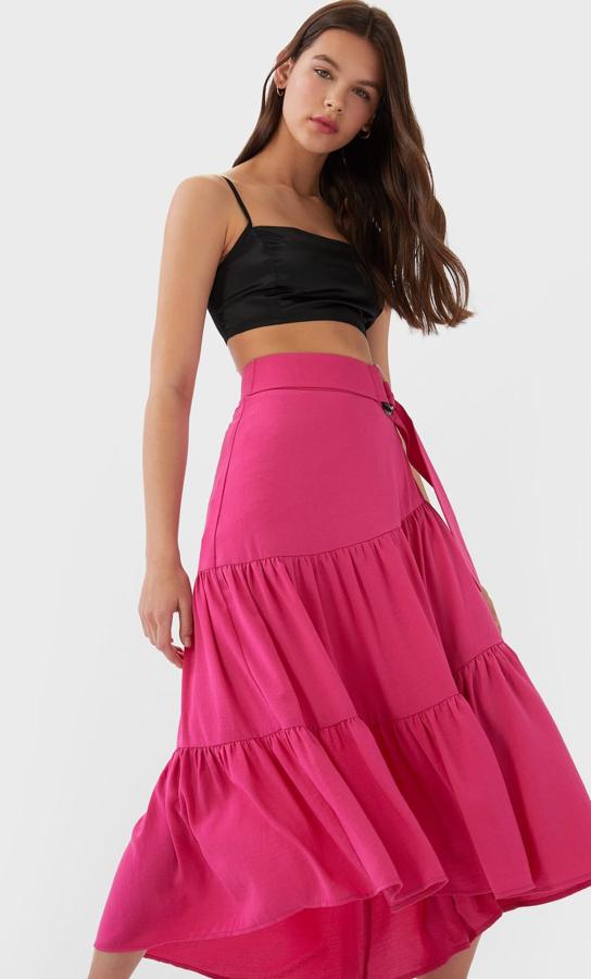No hay nada más fresquito y todoterreno que una falda de vuelo que te puedas poner de la mañana a la noche. Esta cuesta 12,99 euros en las rebajas de verano de Stradivarius.