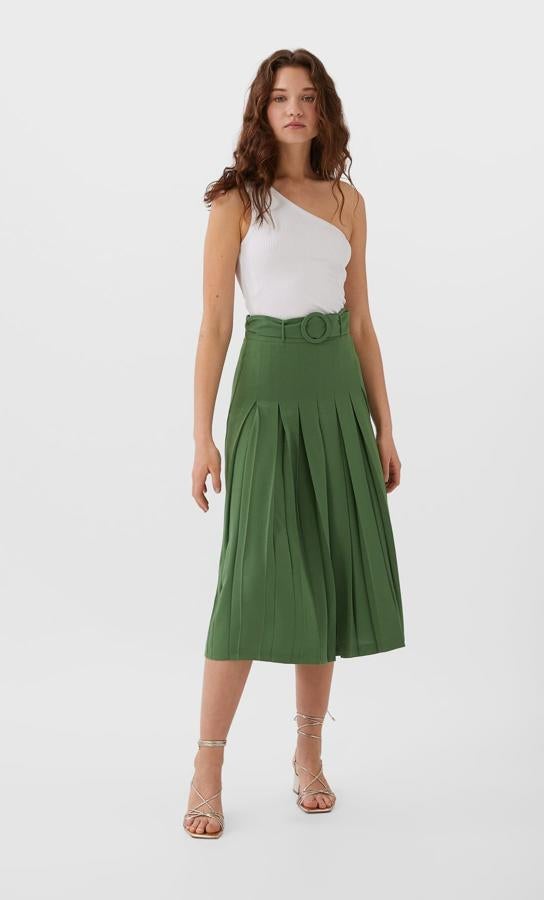 Si hay alguna prenda original este verano, además de las bermudas, es esta falda pantalón de tablas en color verde.  También había pasado por nuestra lista de deseos  y ahora se convierte en una realidad en las rebajas por 15,99 euros.