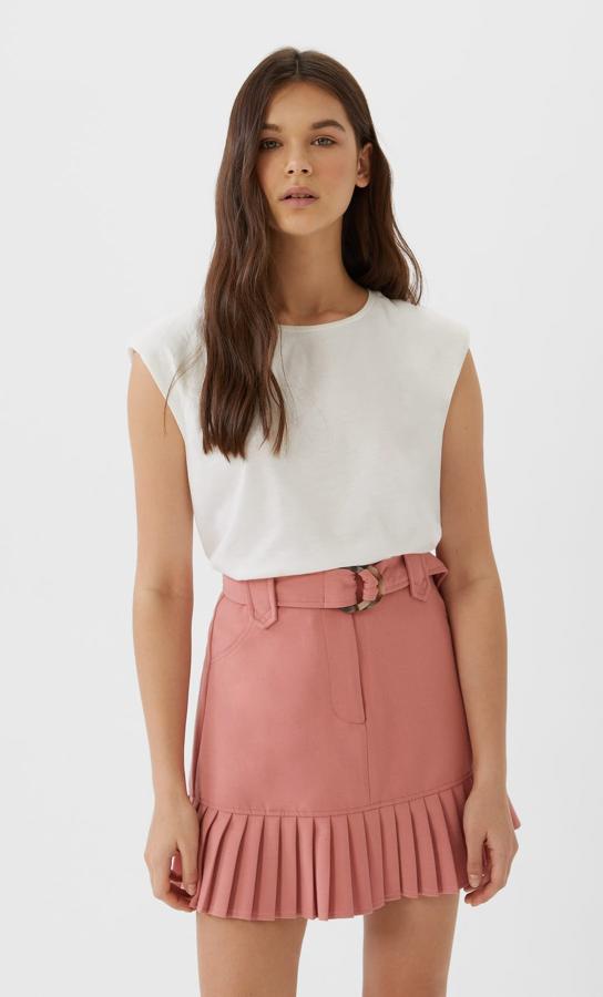 Si eres de minifalda, esta en rosa con cinturón y bajo tableado es de las rebajas de verano y cuesta solo 12,99 euros.