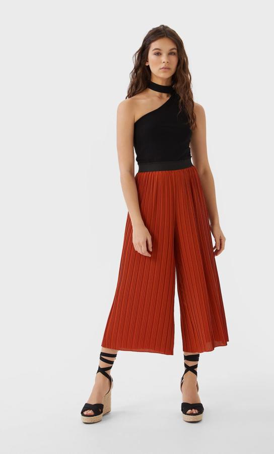 Pantalón culotte plisado, con goma en la cintura, para los planes de verano que exijan comodidad y estilo a la vez. Cuesta 15,99 euros en las rebajas de verano de Stradivarius.