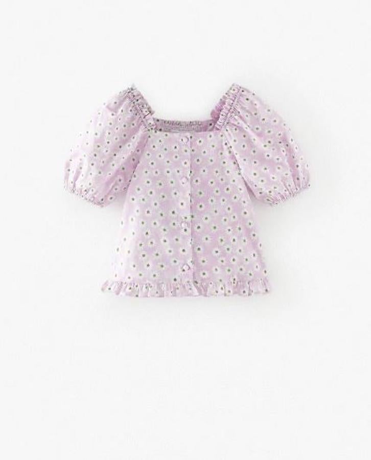 Blusa lila con estampado de margaritas, rebajada de 15,95 a 9,99 euros.