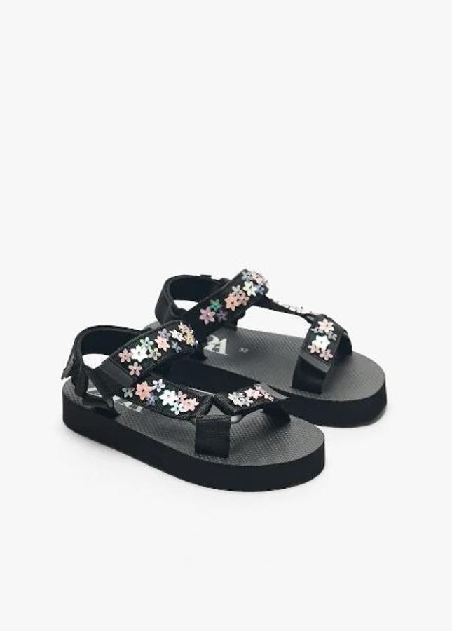 Dandalias negras con turas anchas y hebillas coon flores de colores, rebajadas de 25,95 a 15,99 euros.