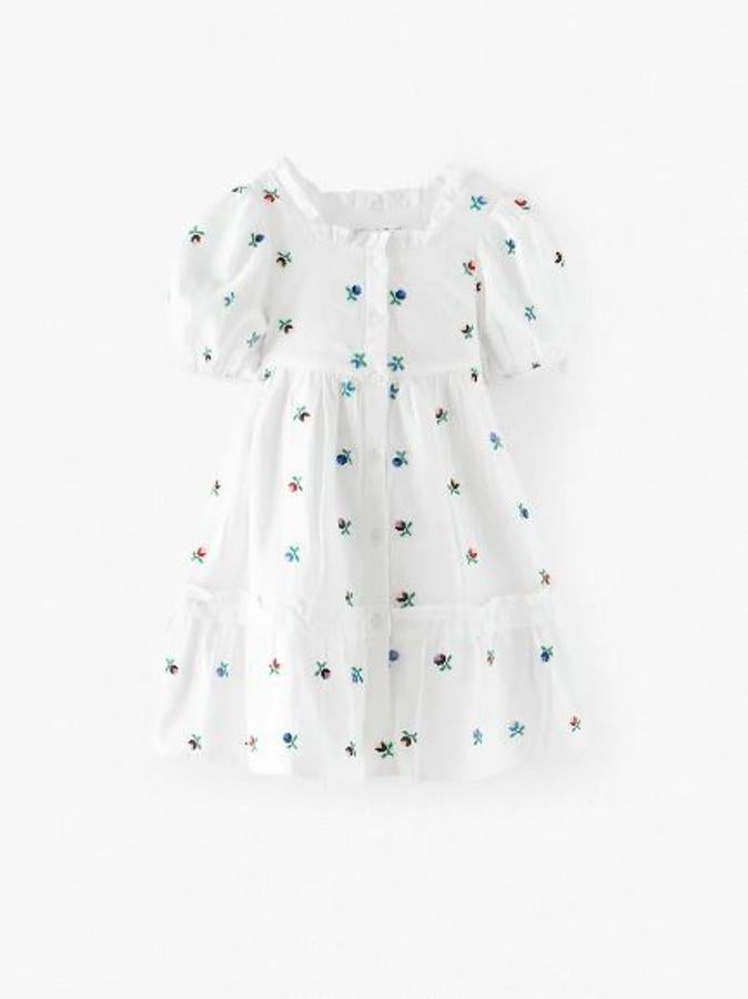 Vestido blanco con flores de colores bordadas, rebajada de 22,95 a 15,99 euros.