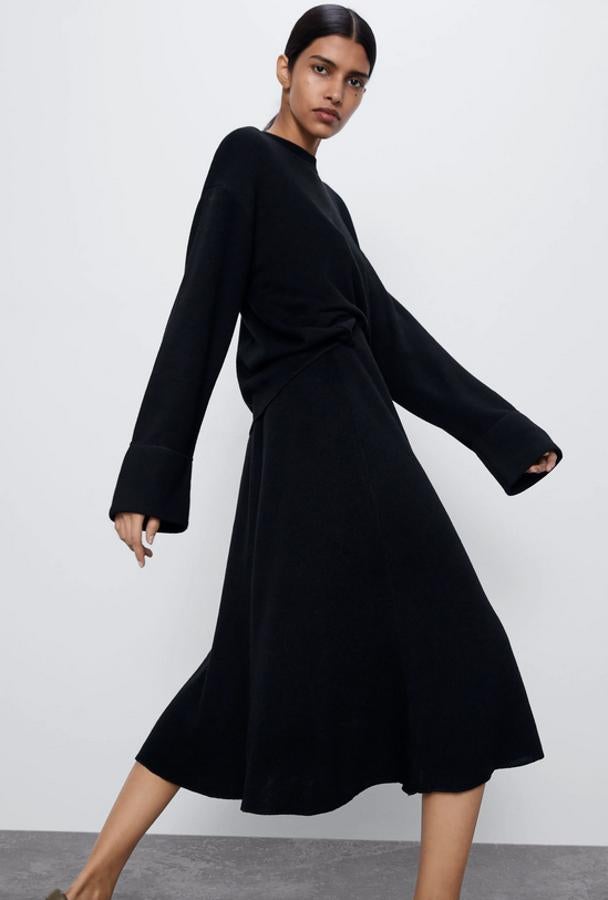 En color negro, con bajo acabado en evasé, esta falda por debajo de la rodilla tiene la cintura elástica y de 19,95 euros ha pasado a costar 9,99 euros. Solo queda en la talla S.