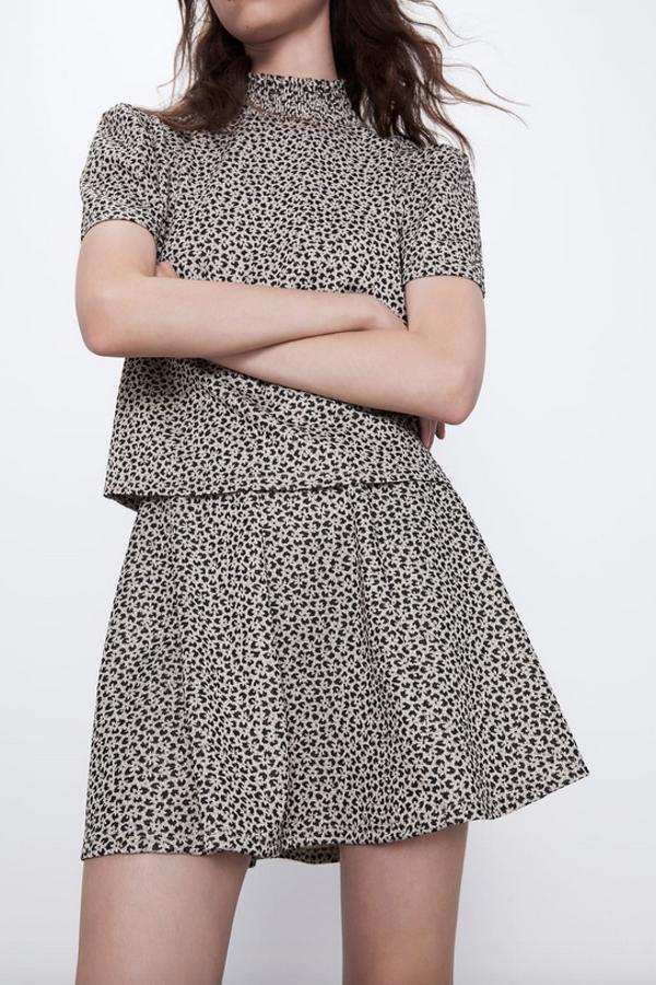 Diseño mini con cintura elástica para esta falda con estampado de leopardo en tamaño mini. Costaba 15,95 euros y ahora podemos comprarla por 9,99 euros en las tallas S, M y L.