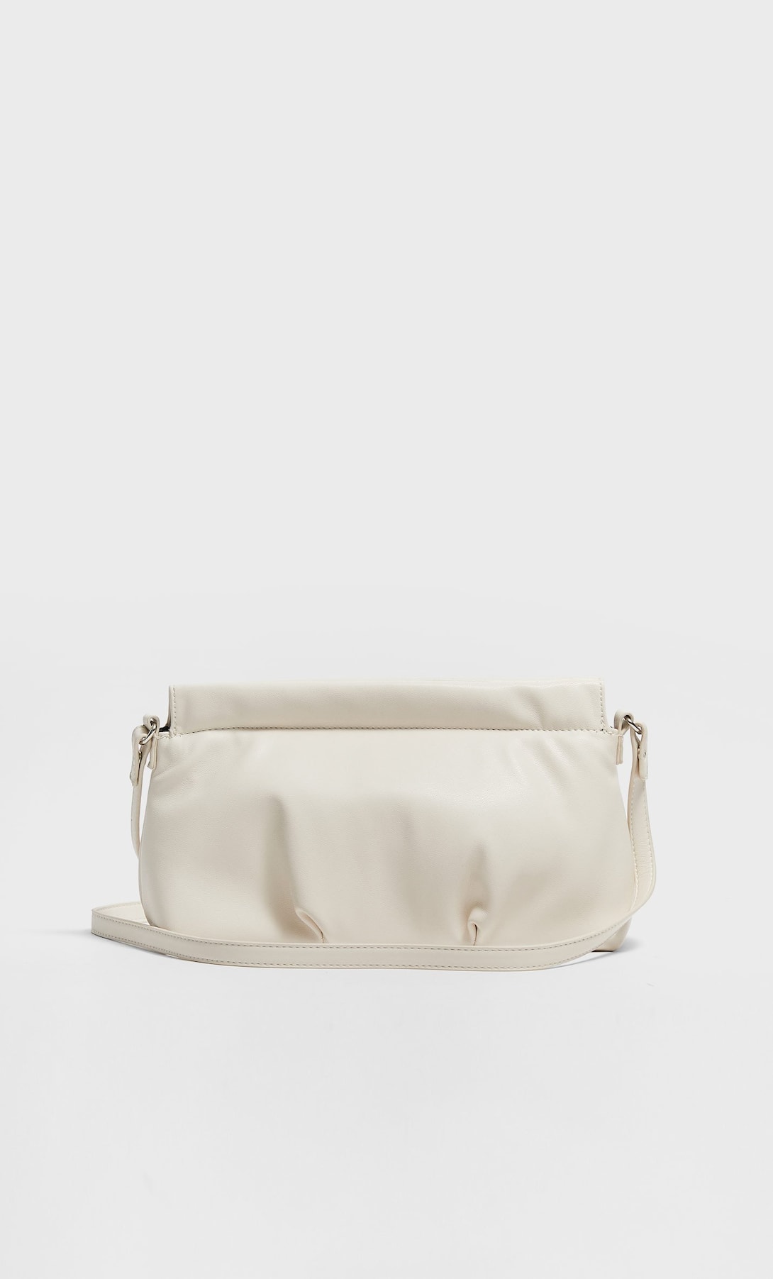 El blanco nunca falla: bolso tipo clutch de Stradivarius. Antes: 17,99 euros. Ahora: 9,99 euros.