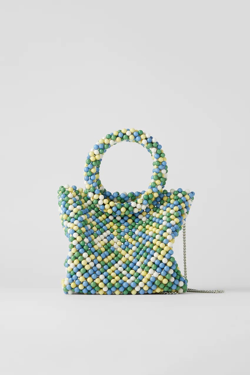 Bolso mini de abalorios multicolor de Zara. Antes: 25,95 euros. Ahora: 12,99 euros.