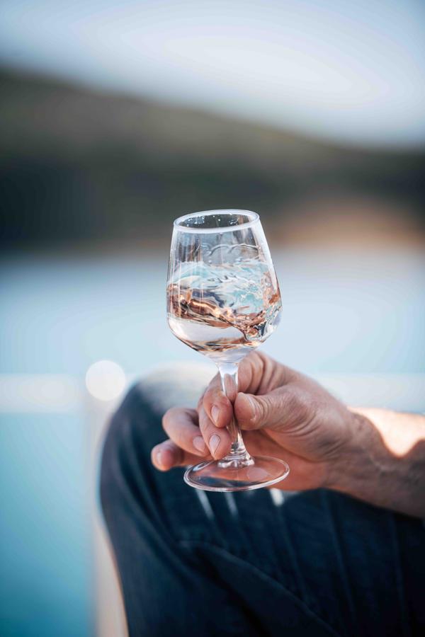 Los viñedos históricos fundados a mediados de los años 50 le deben su firma a la corteza de las pizarras milenarias y a los eucaliptos y pinos que los protegen del sol. Hoy, propiedad de Chanel, la bodega Domaine de l’Ile elabora sobre estas tierras insulares vinos con notas distintivas del sur, que evocan el mar, los bosques de pinos y el viento.