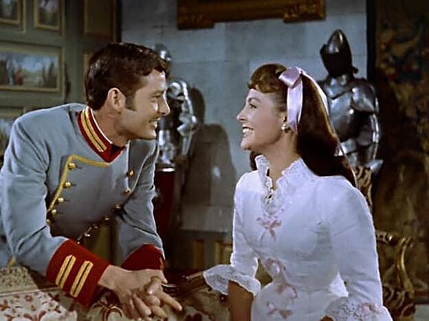 Fotograma de la película '¿Dónde vas Alfonso XII?' protagonizada por Vicente Parra y Paquita Rico (1959).