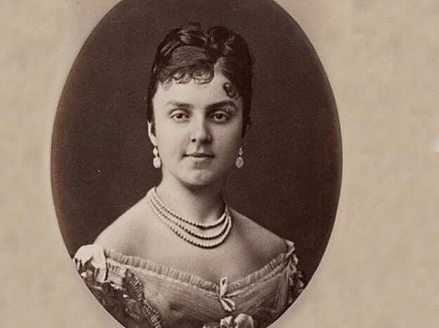 El nombre completo es María de las Mercedes, Isabel, Francisca de Asís, Antonia, Luisa, Fernanda, Felipa, Amalia, Cristina, Francisca de Paula, Ramona, Rita, Cayetana, Manuela, Juana, Josefa, Joaquina, Ana, Rafaela, Santísima Trinidad, Gaspara, Melchora, Baltasara, Filomena, Tereas y de Todos los Santos (de Orleans y Borbón).