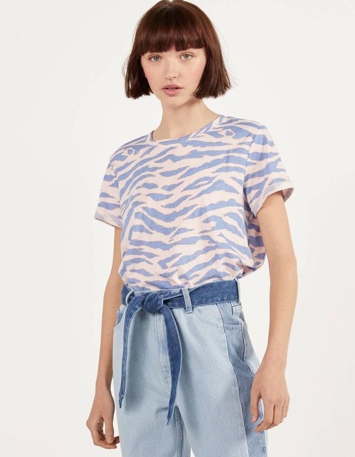 Este modelo básico de camiseta de manga corta con cuello redondo está disponible en multitud de estampados, y ahora tiene un precio genial, 3,99 euros.