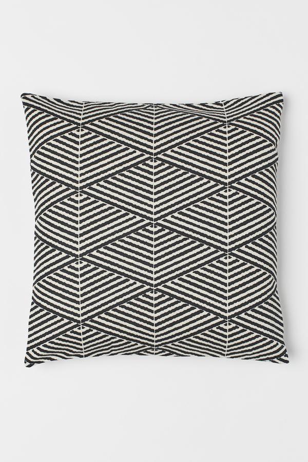 Con un tamaño de 50x50 centímetros, esta funda de cojín en lona de algodón orgánico con estampado en color gris antracita tiene un precio de 3,99 euros.