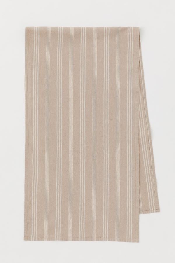 Disponible en rayas beige o azul, este corremesas en mezcla de lino y algodón tiene unas medidas de 45x150 centímetros y un precio de 7,99 euros.