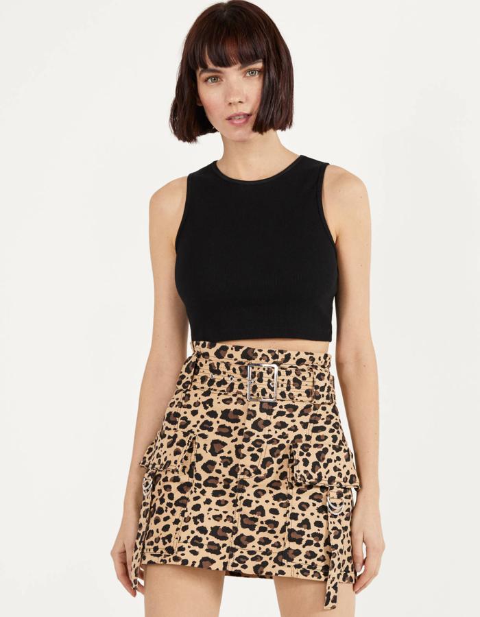 Esta minifalda cargo con estampado animal cuenta con cinturón del mismo tejido y bolsillos y tiene un precio de 15,99 euros.