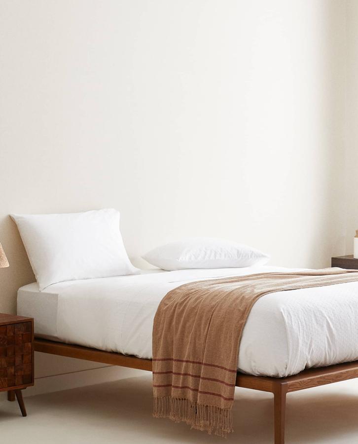 Esta funda nórdica de algodón blanco de 150 hilos con bordado de plumeti cuenta con botones ocultos en la parte inferior. Para cama de 90, tiene un precio rebajado de 29,99 euros.