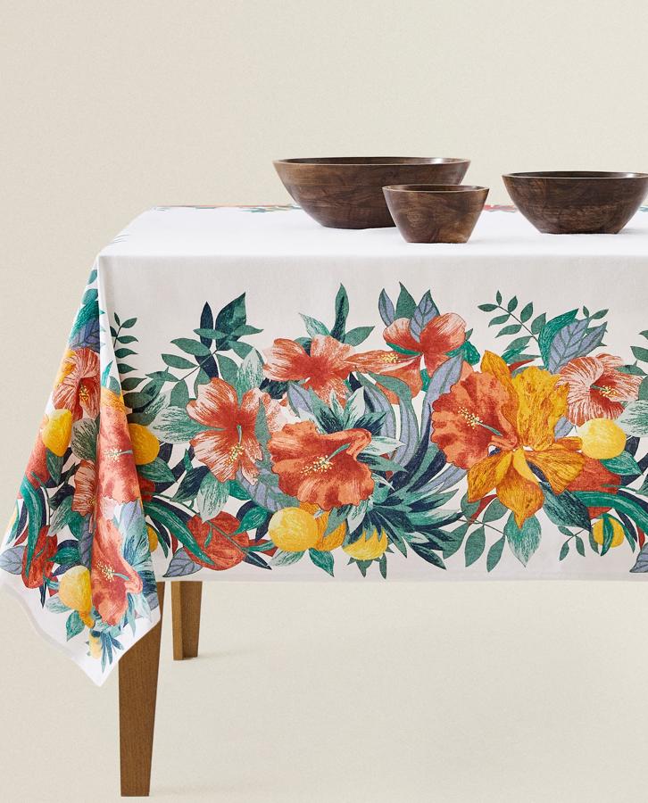 Confeccionado en algodón, este mantel con estampado de flores tropicales está disponible en dos medidas. Este, de 150x300 centímetros, tiene un precio rebajado de 29,99 euros.