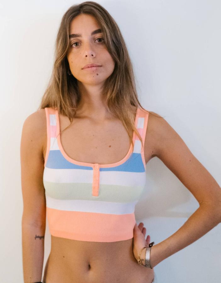 Con rayas de colores, o en naranja liso, este top de tirantes con botones en el pecho tiene un precio de 7,99 euros.