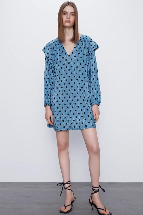 En color azul con topos negros, este vestido mini de corte recto con escote de pico y manga larga, cuenta con detalle de pliegues en la parte de los hombros, y tiene un precio de 12,99 euros.