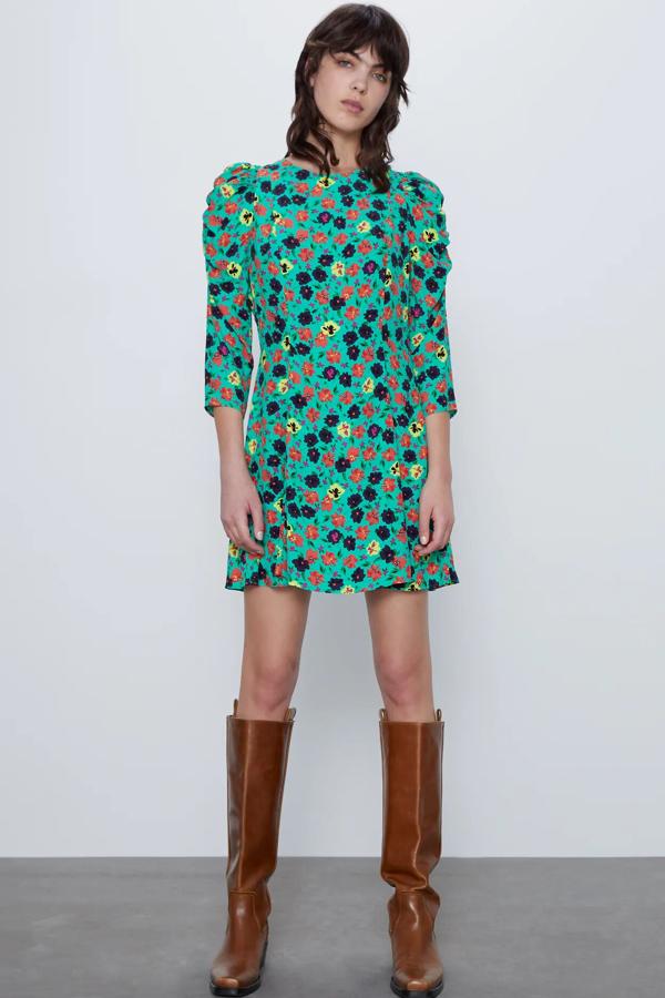 A este vestido verde con estampado floral multicolor también le están saliendo muchos pretendientes. Con cuello redondo y manga larga abullonada, cuenta con escote de pico en la espalda y tiene un precio de 12,99 euros.