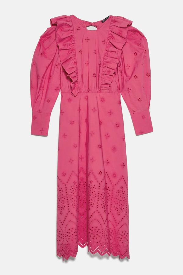 Este vestido midi en color fucsia también promete agotarse rápido. Con cuello redondo y manga larga abullonada, cuenta con detalle de volantes y bordados perforados y tiene un precio de 29,99 euros.
