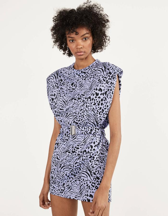 Confeccionado en 100% algodón, este vestido corto sin mangas y con hombreras cuenta con cuello redondo y cinturón del mismo tejido. Tiene un precio de 12,99 euros.