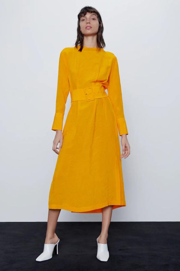 En color mandarina, este vestido de cuello subido y manga larga cuenta con detalle de pliegues en la cintura y cinturón. Tras una rebaja de más de la mitad, ahora tiene un precio de 29,99 euros.