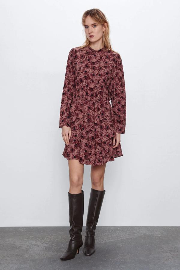 En color marsala, este vestido de cuello subido y manga larga cuenta con cintura elástica y bajo acabado en volantes. Con cierre en la espalda con abertura y botón, tiene un precio rebajado de 19,99 euros.