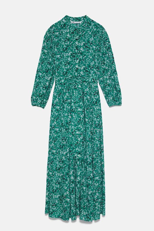 De corte midi y estampado floral en verde, este vestido de cuello redondo y manga abullonada por debajo del codo tiene un precio rebajado de 29,99 euros.
