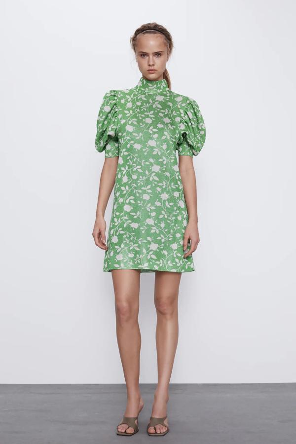 Este vestido corto con cuello subido y manga corta abullonada acabada en puño cuenta con cierre en la espalda con cremallera oculta. En verde y crudo, ahora tiene un precio de 15,99 euros.