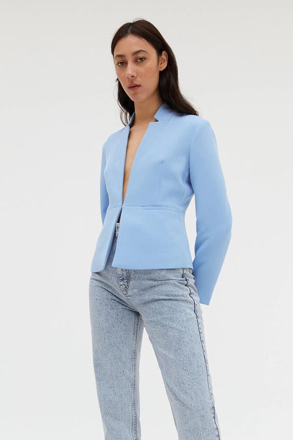 Disponible en azul claro o blanco, esta chaqueta corta con cuello de pico tiene un precio genial, 17,99 euros.