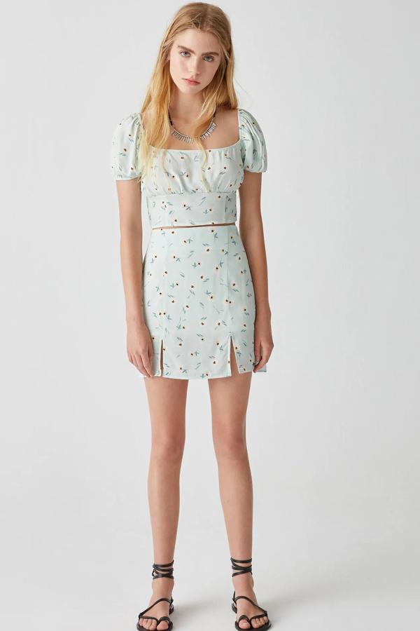 En color aguamarina con estampado de flores, esta minifalda cuenta con detalle de aberturas en la parte delantera y tiene un precio de 12,99 euros.