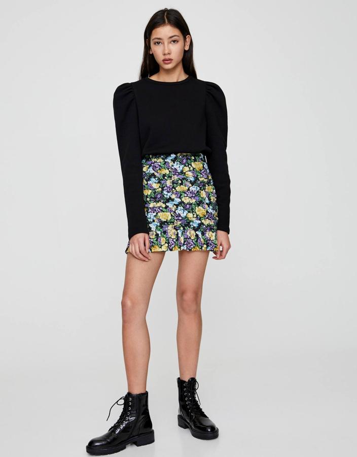 Con estampado de flores multicolor, esta minifalda drapeada con volante tiene un precio de 15,99 euros.