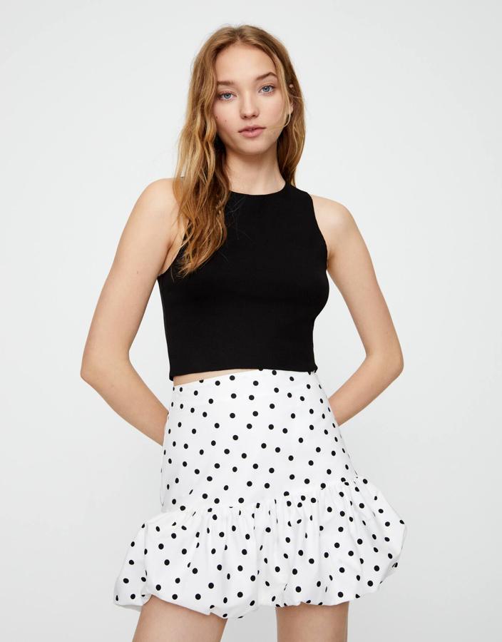 En color blanco y con pequeños lunares negros, esta minifalda de corte tipo globo confeccionada en 100% algodón está arrasando. Aún quedan algunas tallas, y tiene un precio de 15,99 euros.