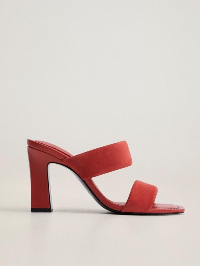 Estas sandalias de piel en color rojo y tiras anchas cuentan con tacón acho de 9 centímetros. Son de Mango y tienen un precio de 59,99 euros.