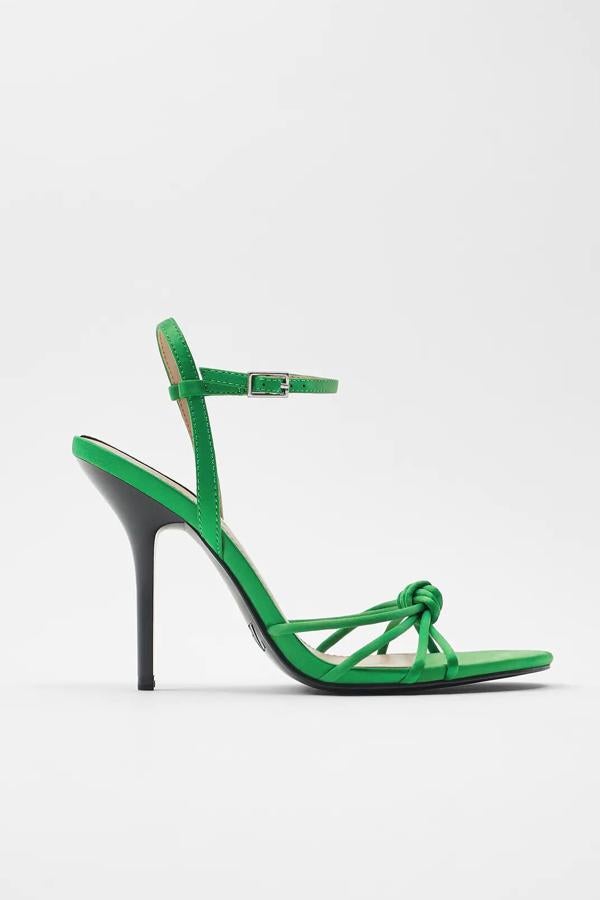 Esta sandalia con 10,5 centímetros de tacón es uno de los recién llegados a Zara. En color verde y tiras en el corte con detalle de nudo, cuenta con cierre de pulsera en el tobillo y tiene un precio de 29,95 euros.