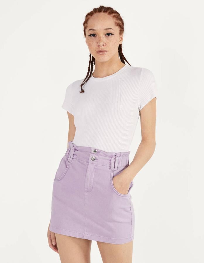 En color lila, con bolsillos delanteros y hebillas en la cintura paper bag esta falda mini de Bershka costaba 17,99 euros y ahora puedes comprarla por 9,99 euros únicamente en la talla 32.