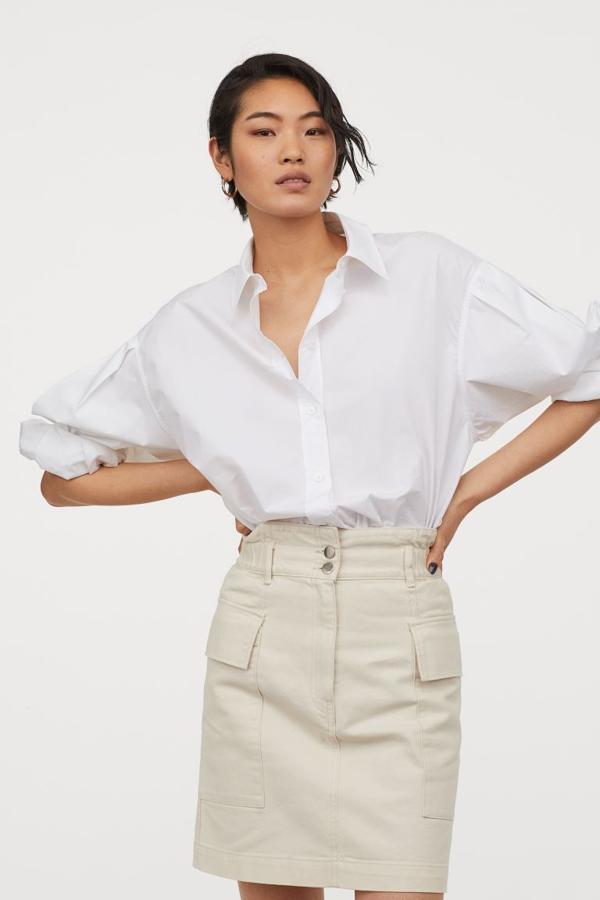 Diseño mini en blanco natural para esta falda en sarga de algodón gruesa de H&M. Con cintura paper bag con elástico revestido tiene bolsillos laterales de parche grandes en los laterales. De 19,99 euros ha pasado a costar 15,99 euros y está disponible entre las tallas 32 y 38 y 46 y 50.