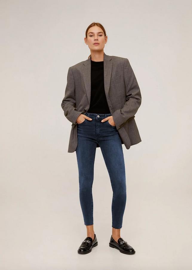 Otra de las propuestas de Mango son estos jeans en azul oscuro intenso con corte skinny y diseño crop de tiro medio y bajos deshilachados. De 29,99 euros han pasado a costar 19,99 euros y están disponibles entre las tallas 36 y 42.