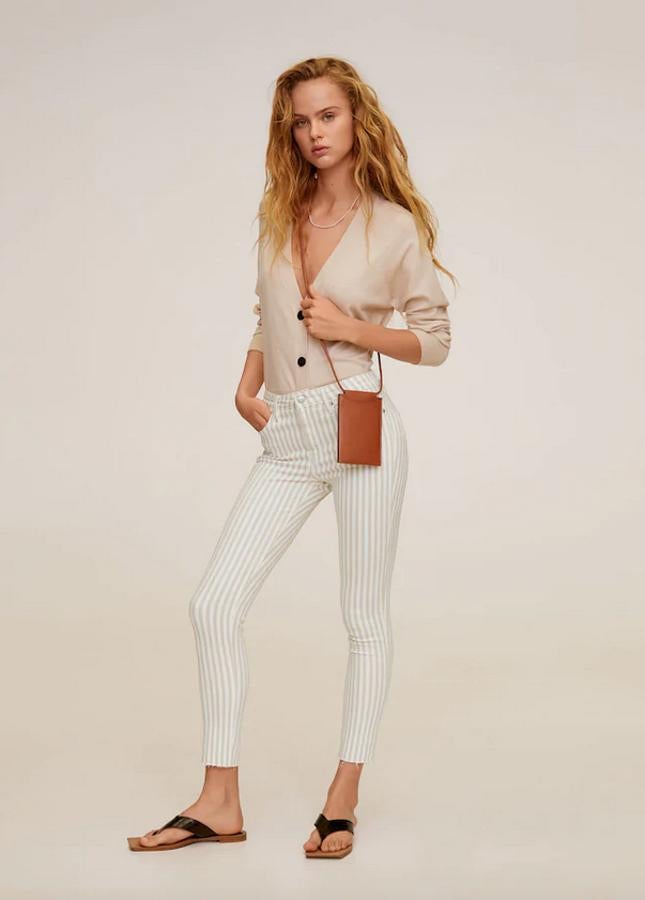 Estampado de rayas verticales en color beige para estos jeans con bajo deshilachado y tiro medio. Son de Mango y de 29,99 euros ha pasado a costar 19,99 euros. Está disponible entre las tallas 32 y 42.