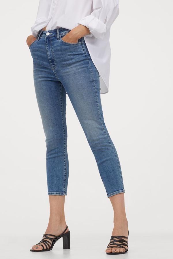 En denim elástico lavado, estos jeans de H&M tienen el talle alto y están confeccionados con algodón parcialmente reciclados. Cuestan 19,99 euros y esperemos que la firma sueca sea benevolente con sus clientas y nos devuelva esta prenda que ya se ha agotado en todos los números.