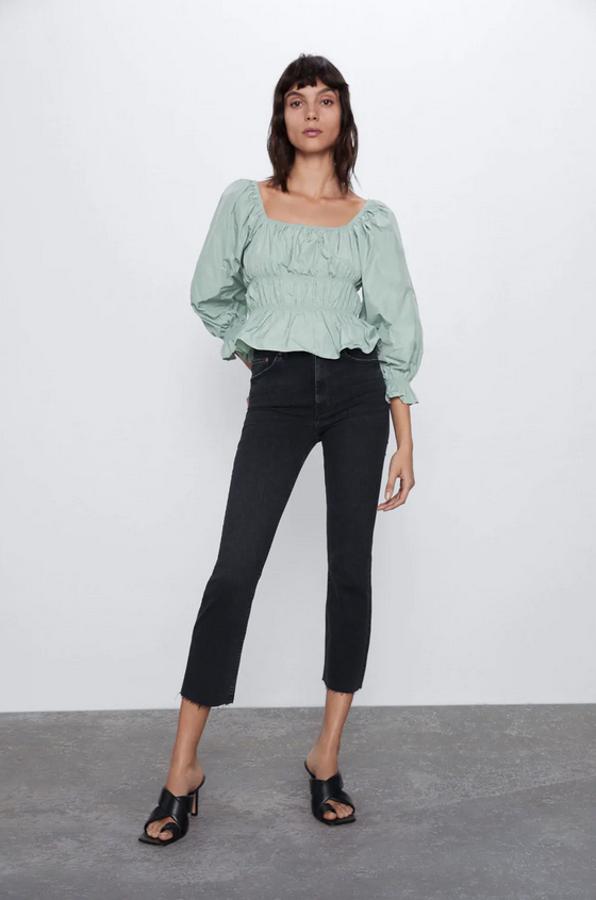 De tiro alto con cinco bolsillos y bajo acabado en evasé, este pantalón vaquero de Zara en color negro ha pasado de 29,95 euros a 19,99 euros y solo queda en la talla 42.