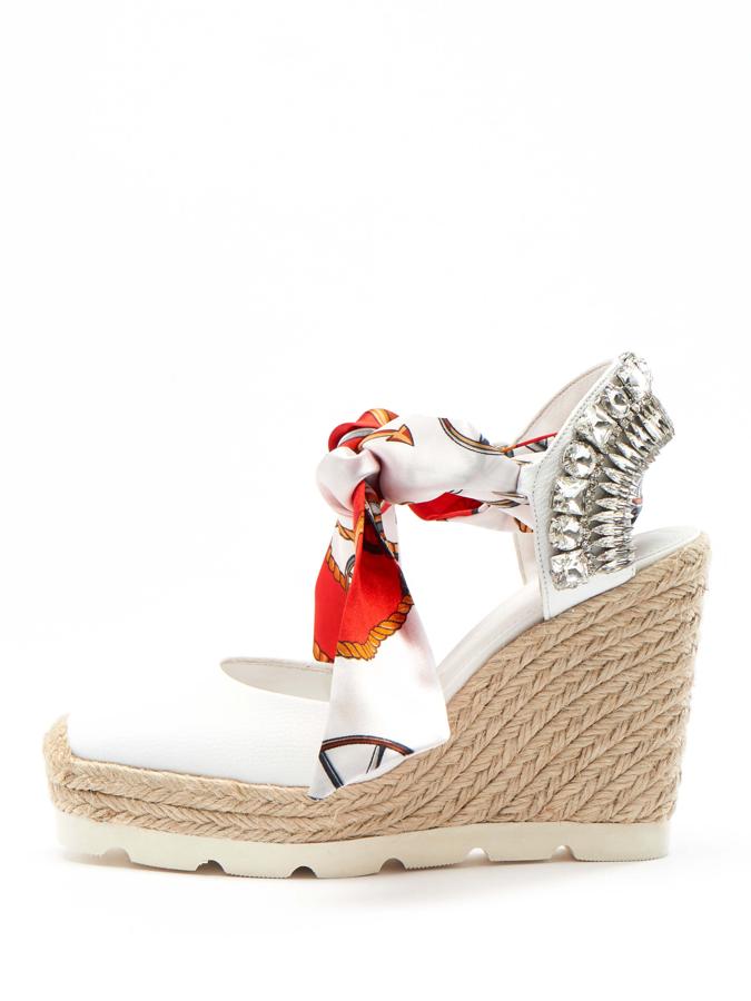 En blanco con suela dentada, tiras tipo pañuelo y apliques de brillantes plateados, de Luis Onofre (388 euros).