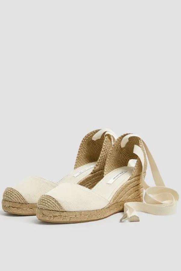 En blanco roto y con tiras a juego, de Pull&Bear (29,99 euros).