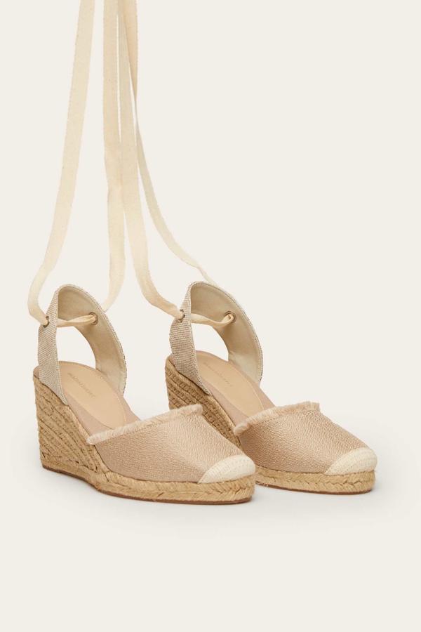 En beige con efecto glitter y tiras para atar en el tobillo, de Women'secret (rebajadas a 23,99 euros).