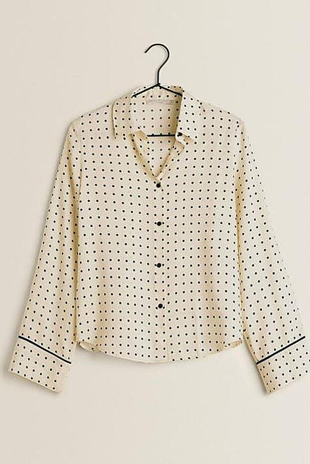 Esta es la camisa de pijama que lleva tamara Falcó. Es de Zara Home, cuesta 29,99 euros, pero está agotadísima.