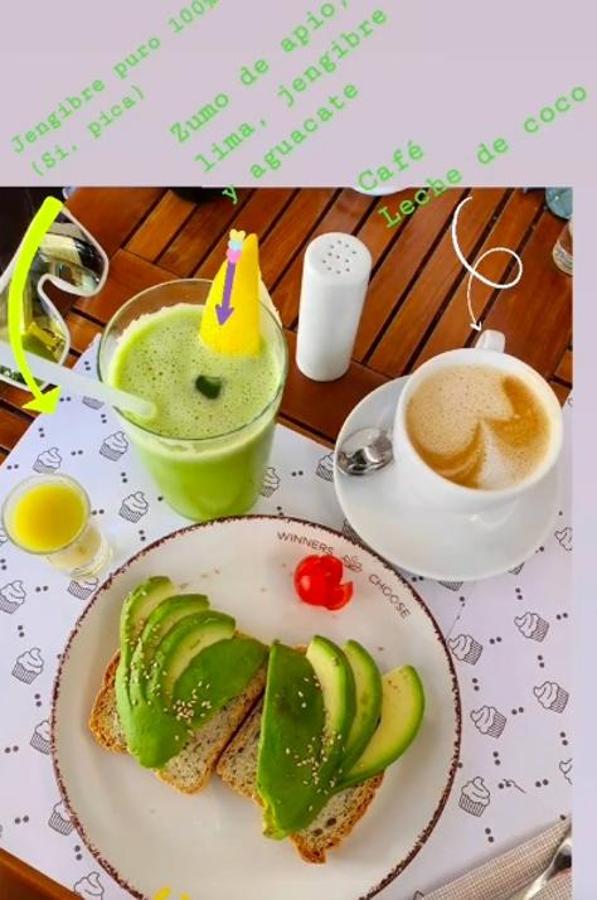 El truco fit de Paula Echevarría siempre ha sido un  chupito de jengibre puro en ayunas , pero también toma un zumo verde lleno de vitaminas para empezar la mañana que lleva apio, lima, jengibre y aguacate.