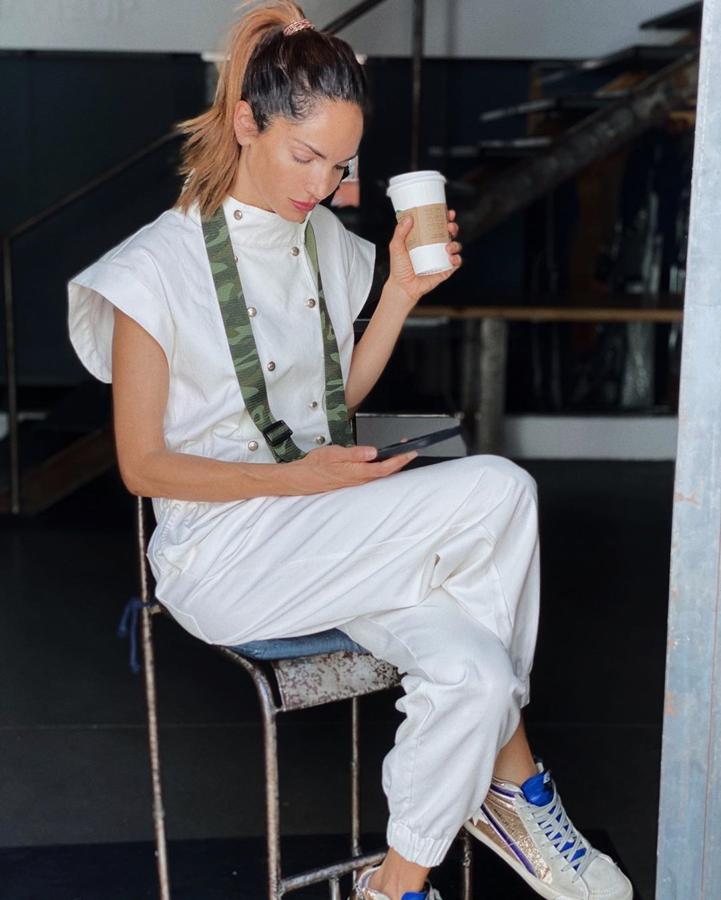 El obejtivo de Eugenia con este batido no solo es empezar el día con buen pie sino energinzada, además, esta combinación ayuda a lucri una piel radiante. Lleva: 1 pomelo, 1 manzana verde, 1 limón, 1 naranja, espirulina, semillas de sésamo y lino.