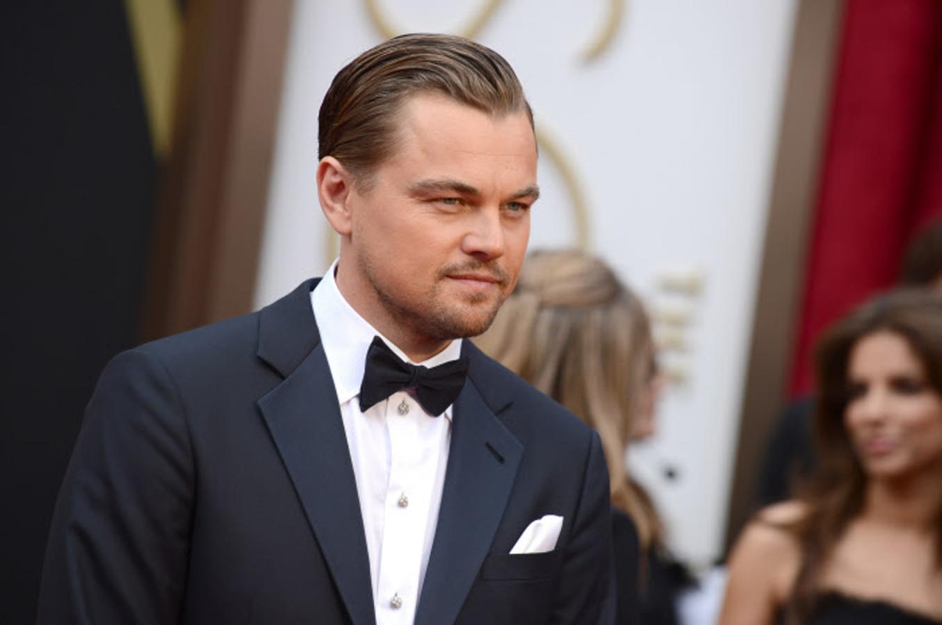 Parece increíble, pero hay un estudio comparativo sobre los tamaños genitales de los actores basado en lo que hemos podido vislumbrar en pantalla, y Leo está en lo más bajo del ránking. Lo sabemos gracias a la película Vidas al límite.