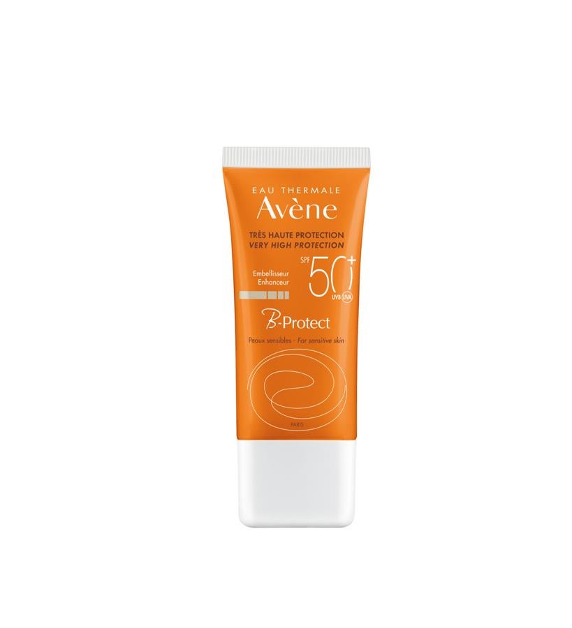 Ofrece protección anti-UV y antipolución, a la vez que embellece el rostro con ayuda de su textura evolutiva, cuyos pigmentos microencapsulados se liberan con la aplicación para refrescar e iluminar la piel.  B-Protect SPF 50+ de Eau Thermale Avène  (12,20 €).